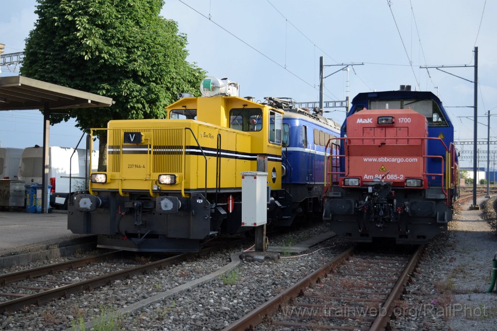 9846-0035-210625.jpg - OeBB Tm 237.944 "Biene Maja" + SBB-CFF Am 843.085-2 + VNPZ Ae 1042.007 / Oensingen 21.6.2025