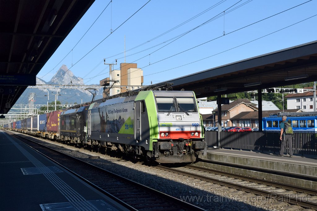9908-0027-180725.jpg - BLS Re 486.502 + Beacon X4E-714 / Arth-Goldau 18.7.2025