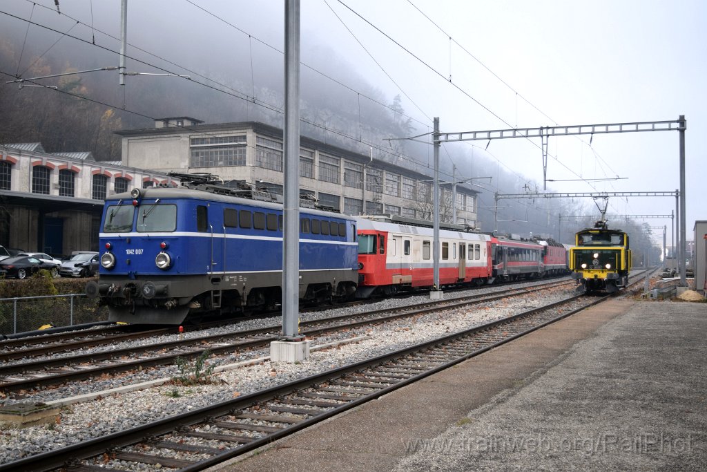 10111-0031-081125.jpg - VNPZ Ae 1042.007 + OeBBH RBDe 567.174-8 "Môtiers NE" + OeBB RBe 546.109-0 "Josef Bloch" + SBB-CFF Re 6/6 11604 "Faido" + SNCF C 20155 / Klus 8.11.2025