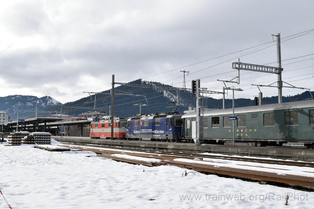 10139-0031-061225.jpg - DSF Re 4/4" 11141 + DDF Re 421.379-9 "Zürich-München 2021" / Einsiedeln 6.12.2025