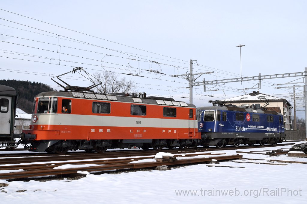 10140-0019-061225.jpg - DSF Re 4/4" 11141 + DDF Re 421.379-9 "Zürich-München 2021" / Einsiedeln 6.12.2025
