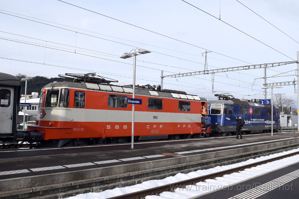 10141-0013-061225.jpg - DDF Re 421.379-9 "Zürich-München 2021" + DSF Re 4/4" 11141 / Einsiedeln 6.12.2025