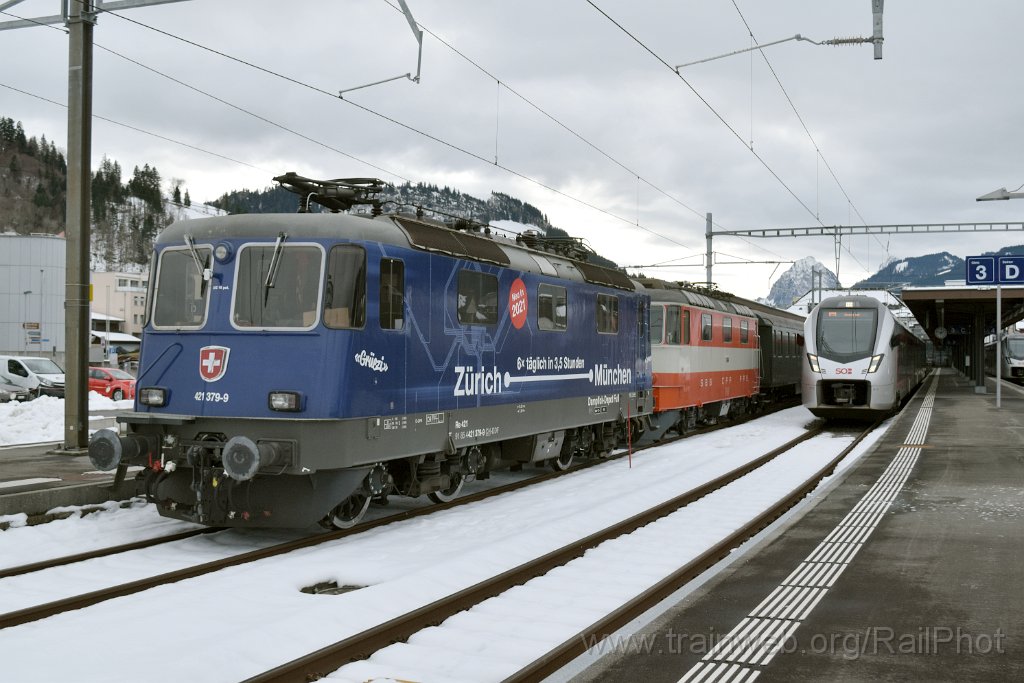 10142-0031-061225.jpg - DDF Re 421.379-9 "Zürich-München 2021" + DSF Re 4/4" 11141 + SOB RABe 526.010-4 "Tödi" / Einsiedeln 6.12.2025