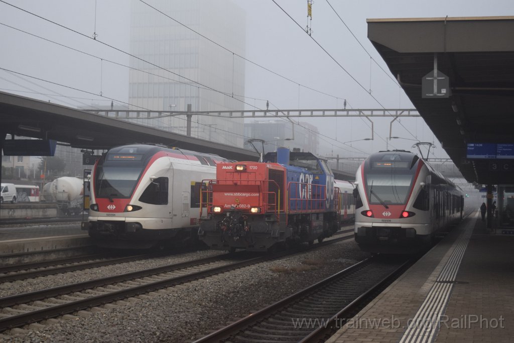 10174-0017-160126.jpg - SBB-CFF RABe 523.034 "Wohlen" + Am 843.082-9 + RABe 523.035 "Lindenberg" / Rotkreuz 16.1.2026