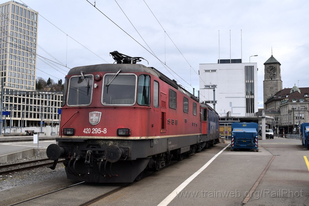 10259-0032-040426.jpg - SBB-CFF Re 4/4'' 11295 + Re 420.347-7 / St.Gallen HB 4.4.2026
