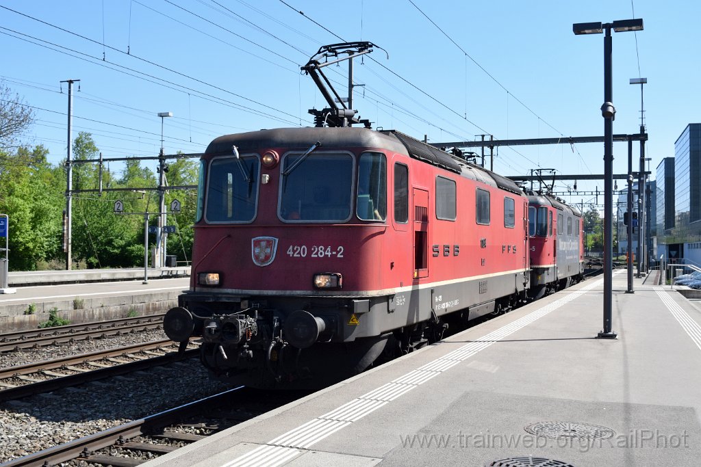 10289-0026-220426.jpg - SBB-CFF Re 4/4'' 11284 + Re 420.254-5 ''Wartung mit Durchblick'' / Dietikon 22.4.2026