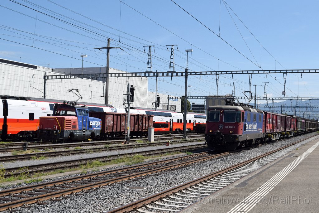 10430-0013-190826.jpg - SBB-CFF Eem 923.018-6 "Lucy" + Re 420.280-0 "En avant toute!" / St.Margrethen 19.8.2026