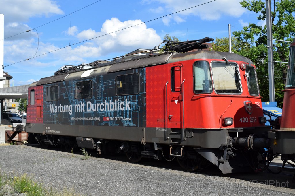 10443-0009-220826.jpg - SBB-CFF Re 420.252-9 "Wartung mit Durchblick" / St.Gallen HB 22.8.2026