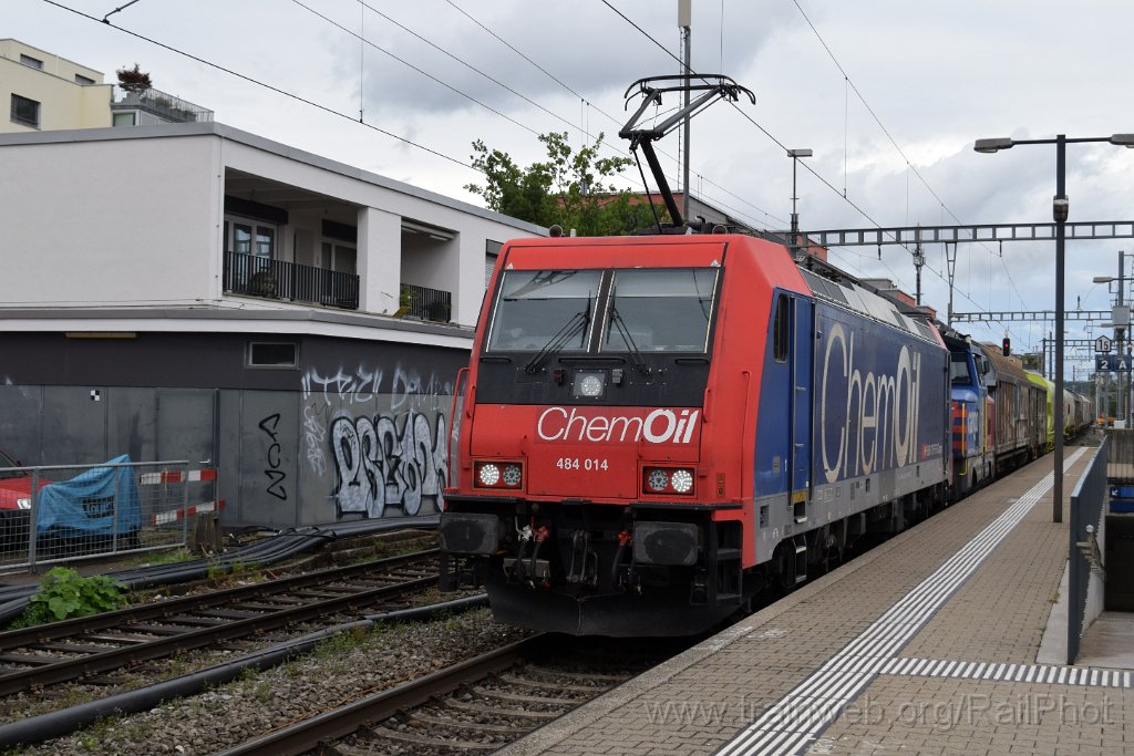 10444-0002-280826.jpg - SBB-CFF Re 484.014-6 "ChemOil" + Eem 923.002-0 "Brästenegg" / Zürich-Seebach 28.8.2026