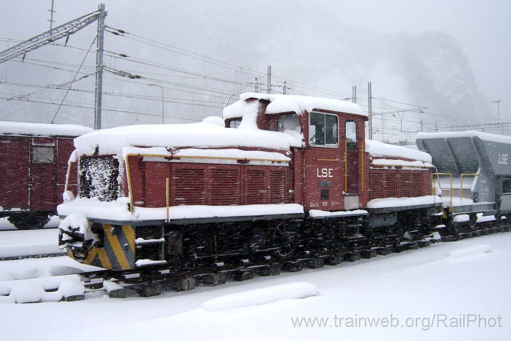 1012-0028-150205.jpg - LSE Gm 4/4 111 ''Jumbo'' / Stansstad (Dépot) 15.2.2005
