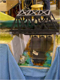 The scenery on this bridge module has been improved by adding figures engaged in boating and fishing activities.