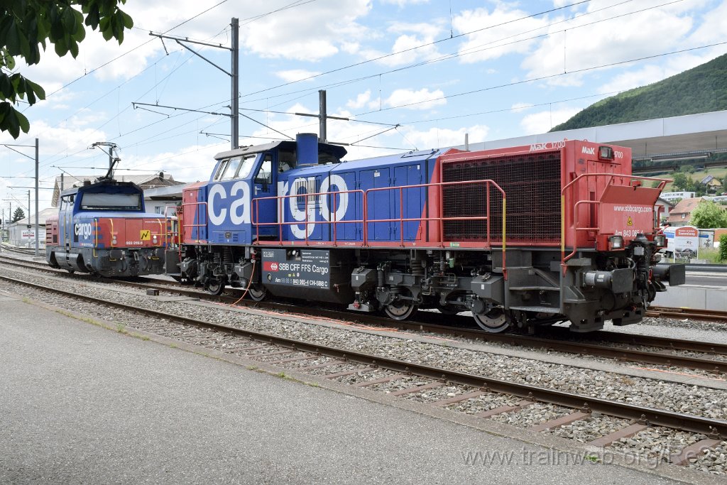 8009-0004-260522.jpg - SBBC Am 843.065-4 (Am 98 85 5 843 065-4 CH-SBBC) + SBBC Eem 923.018-6 ''Lucy'' (Eem 97 85 1 923 018-6 CH-SBBC) / Oensingen 26.5.2022