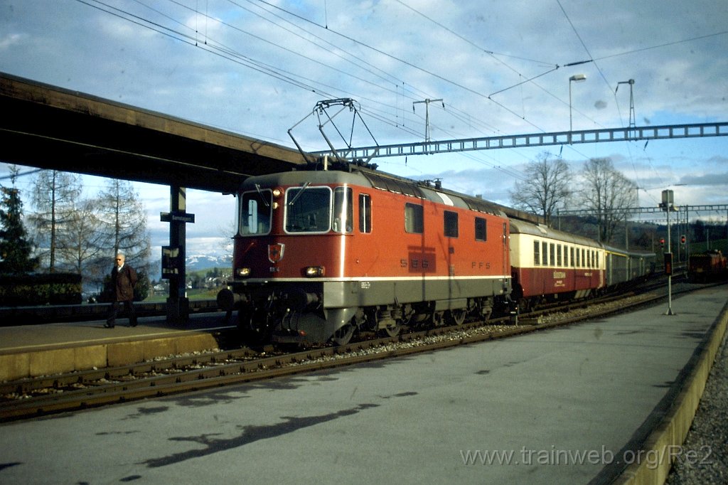 0699-0012.jpg - SBB-CFF Re 4/4'' 11104 / Samstagern 7.1.1998
