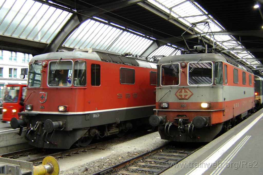 0997-0017-051204.jpg - SBB-CFF Re 4/4'' 11108 + SBB-CFF Re 4/4'' 11124 / Zürich HB 5.12.2004