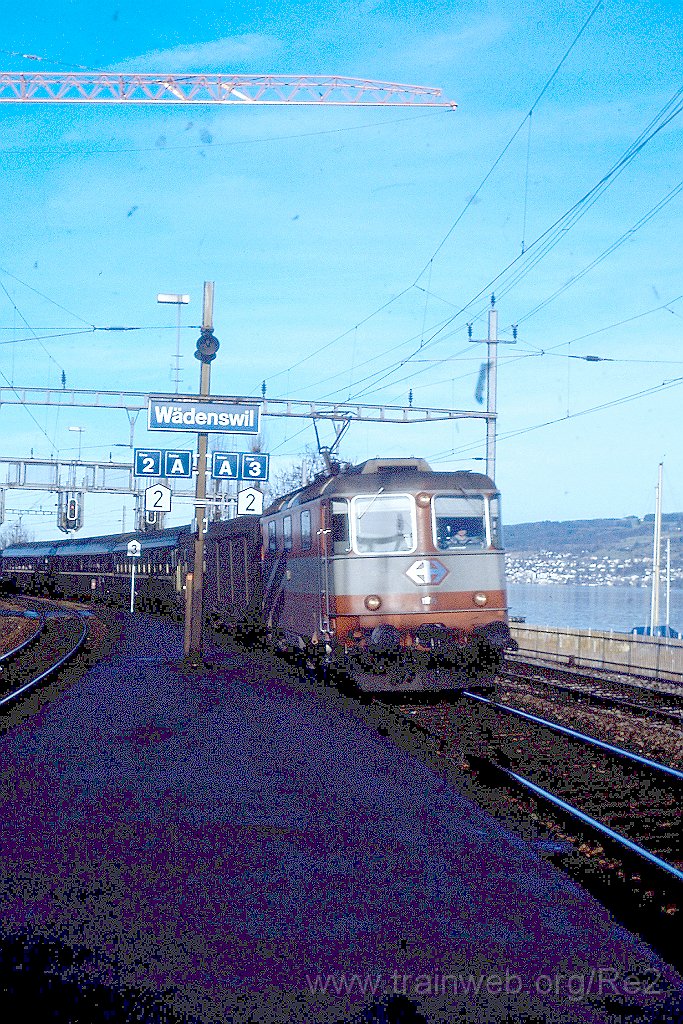0266-0038.jpg - SBB-CFF Re 4/4'' 11109 / Wädenswil 16.12.1989