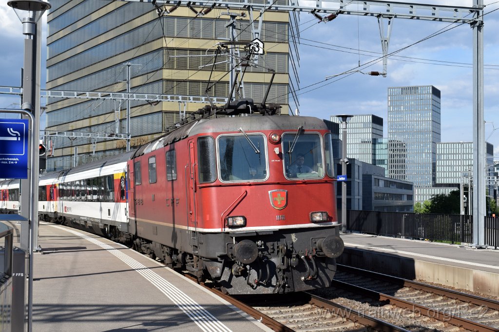 5956-0043-300520.jpg - SBB-CFF Re 4/4'' 11111 (Re 420.111-7)  (Re 91 85 4 420 111-7 CH-SBB) / Zürich-Oerlikon 30.5.2020