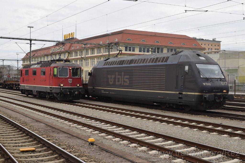 5836-0009-010220.jpg - SBB-CFF Re 4/4'' 11112 (Re 420.112-5)  (Re 91 85 4 420 112-5 CH-SBB) + BLS Re 465.017-2 ''Schrattenflue'' (Re 91 85 4 465 017-2 CH-BLS) / Singen (Htw) 1.2.2020