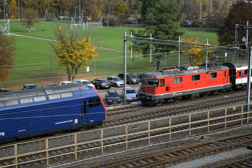 4267-0011-151116.jpg - Re 4/4" 11115 (Re 420.115-8) + Re 450.051-8 "Kleinandelfingen" / Zürich-Mülligen (Hermetschloobrücke) 15.11.2016
