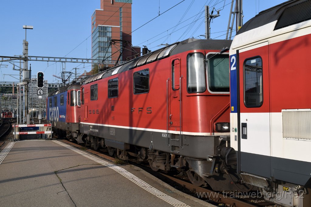 4608-0021-280817.jpg - SBBC Re 421.379-9 (Re 91 85 4 421 379-9 CH-SBBC) + SBB-CFF Re 4/4'' 11121 (Re 420.121-6)  (Re 91 85 4 420 121-6 CH-SBB) / Winterthur 28.8.2017
