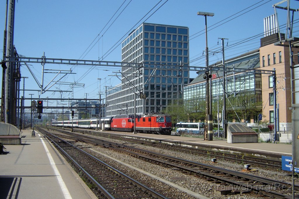 1311-0041-160407.jpg - SBB-CFF Re 4/4'' 11122 + SBB-CFF Re 460.*** / Zürich-Altstetten 16.4.2007