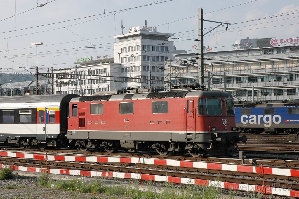 2104-0038-260411.jpg - SBB-CFF Re 4/4'' 11122 / Zürich HB 26.4.2011
