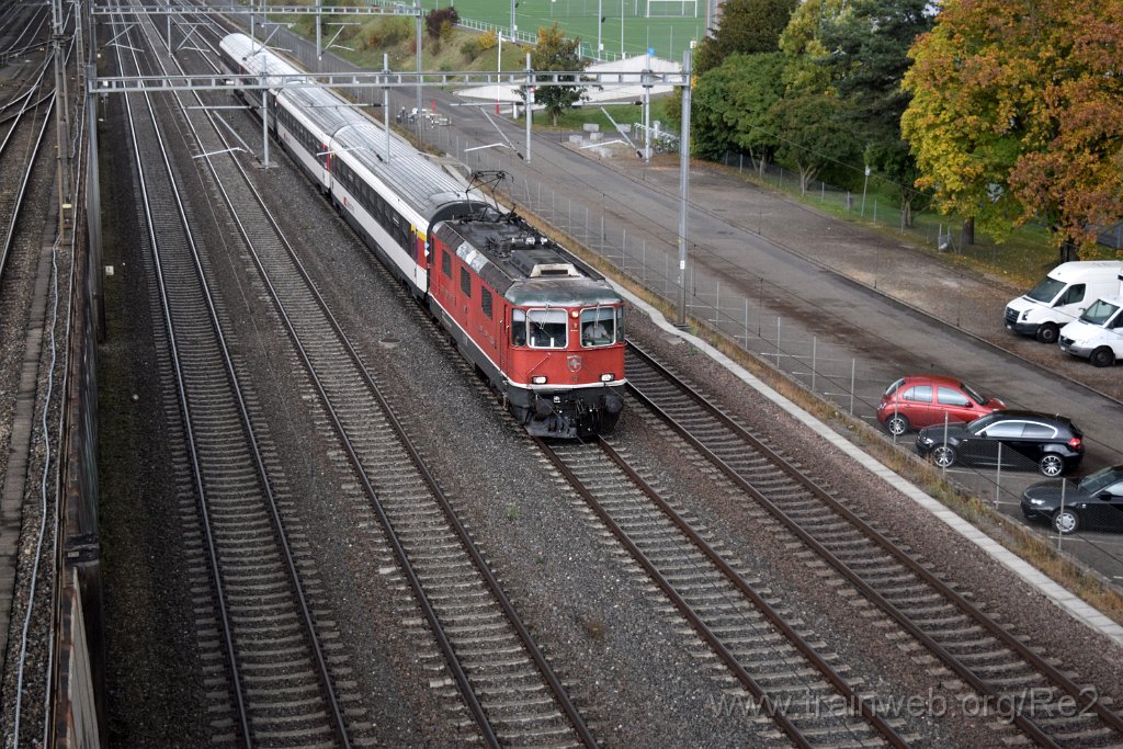 4230-0031-181016.jpg - SBB-CFF Re 4/4'' 11124 (Re 420.124-0)  (Re 91 85 4 420 124-0 CH-SBB) / Zürich-Mülligen (Hermetschloobrücke) 18.10.2016