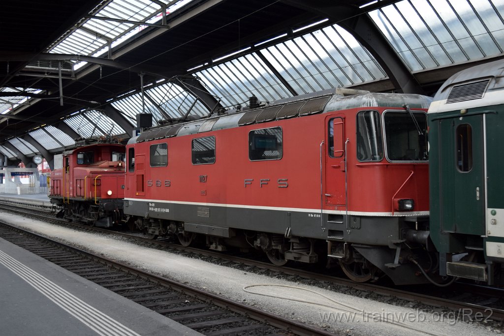 4917-0011-130418.jpg - SBB-CFF Ee 3/3 16410 + SBB-CFF Re 4/4'' 11127 (Re 420.127-3)  (Re 91 85 4 420 127-3 CH-SBB) / Zürich HB 13.4.2018