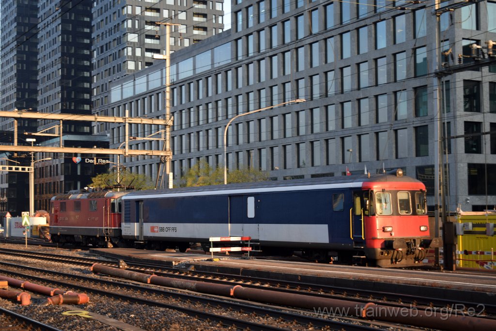 5172-0023-171018.jpg - SBB-CFF St 900 (50 85  89-33 900-3 CH-SBB) + SBB-CFF Re 4/4'' 11127 (Re 420.127-3)  (Re 91 85 4 420 127-3 CH-SBB) / Zürich-Altstetten 17.10.2018