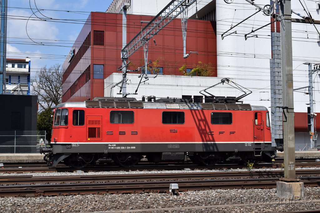 7351-0019-200421.jpg - SBB-CFF Re 4/4'' 11128 (Re 420.128-1)  (Re 91 85 4 420 128-1 CH-SBB) / Aarau 20.4.2021
