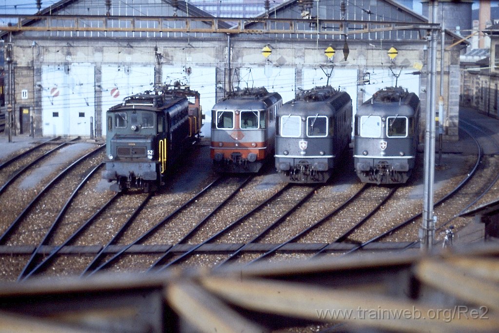 0264-0003.JPG - SBB-CFF Re 6/6 11680 ''Möhlin'' + SBB-CFF Ae 4/7 11006 + SBB-CFF Re 4/4'' 11133 + SBB-CFF Re 6/6 11664 ''Köniz'' / Basel (Dépot) 18.11.1989