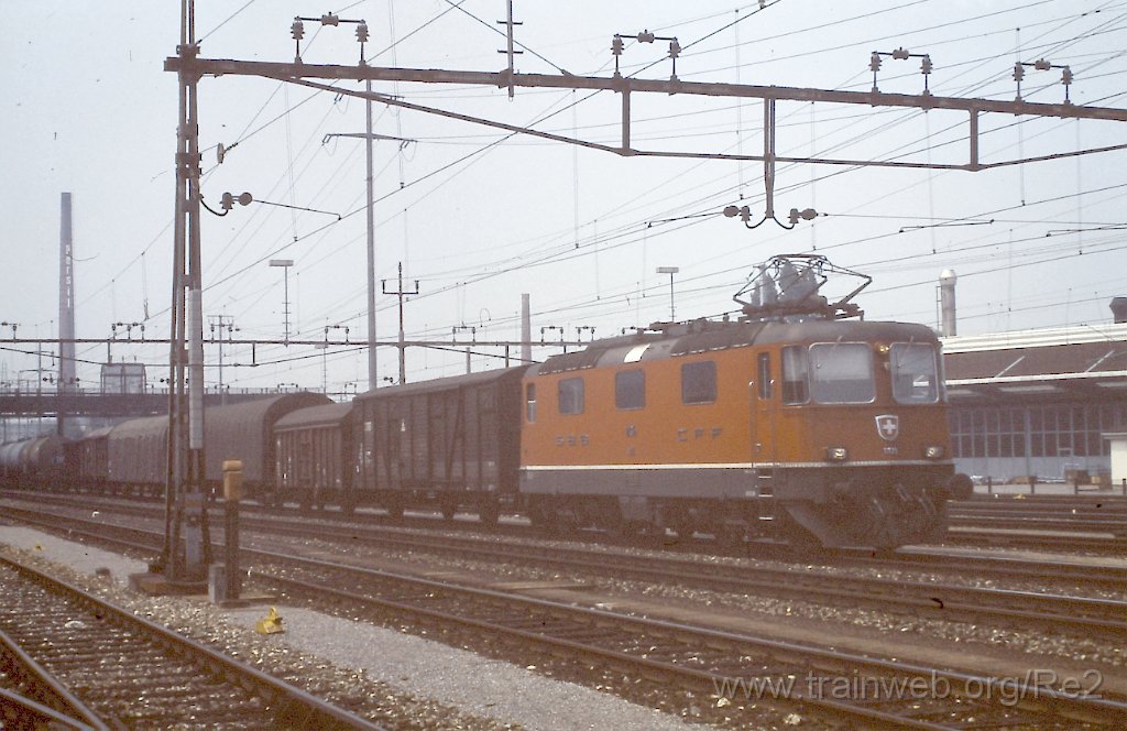 0142-0005s.jpg - SBB-CFF Re 4/4'' 11135 / Pratteln 20.6.1987