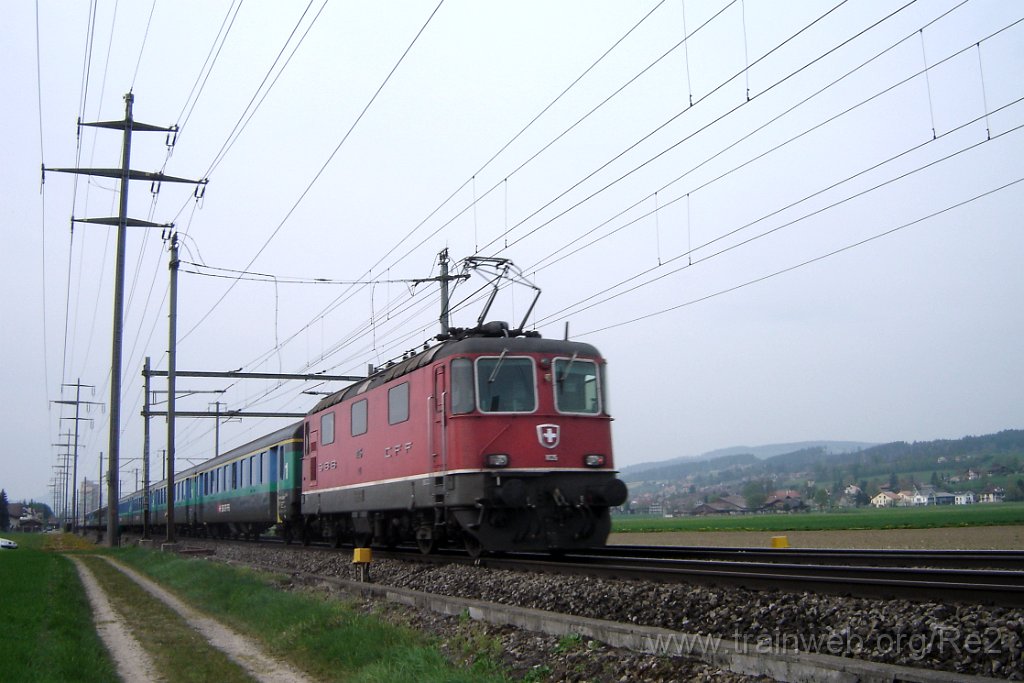 1313-0026-180407.jpg - SBB-CFF Re 4/4'' 11135 / Wichtrach (Bahnweg) 18.4.2007