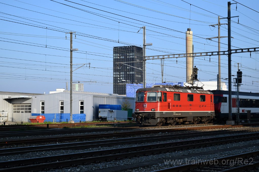 5209-0043-171118.jpg - SBB-CFF Re 4/4'' 11136 (Re 420.136-4)  (Re 91 85 4 420 136-4 CH-SBB) + SBB-CFF Bt (IC) 50 85 28-94 930-0 / Pratteln 17.11.2018