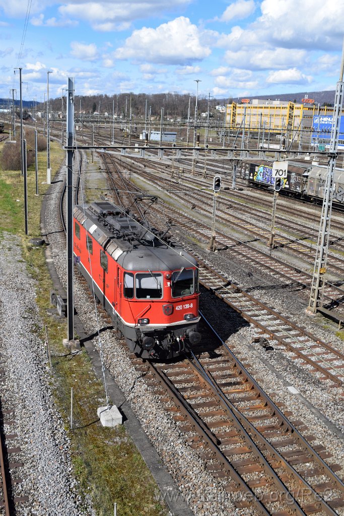 8430-0040-150323.jpg - SBBC Re 4/4'' 11139 (Re 420.139-8)  (Re 91 85 4 420 139-8 CH-SBBC) / Spreitenbach (Brücke Furttalstrasse) 15.3.2023