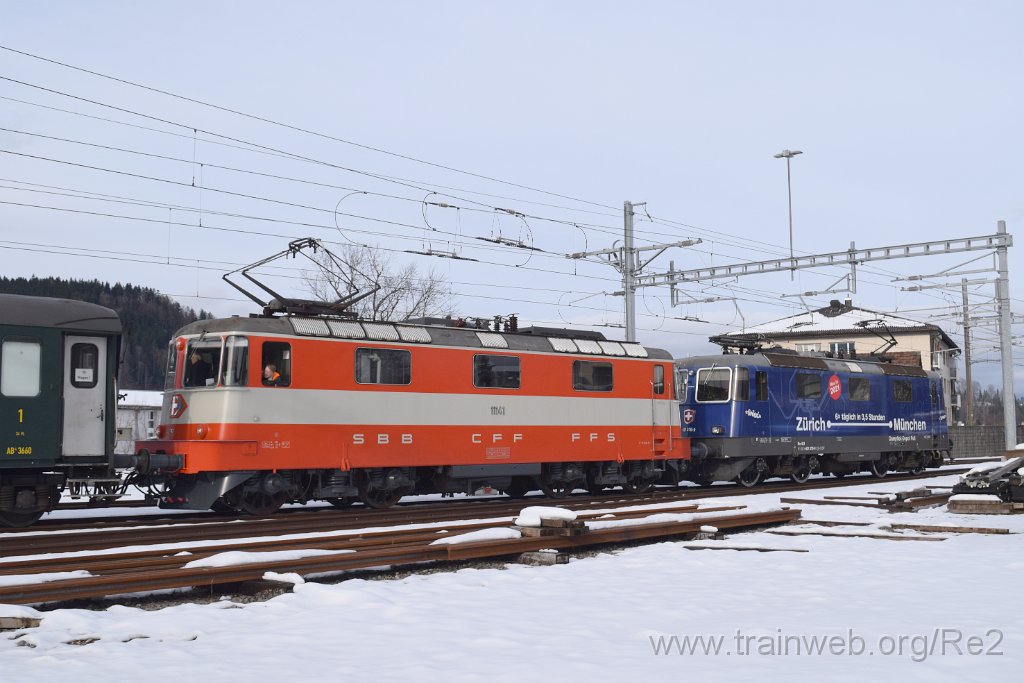 10140-0017-061225.jpg - DSF Re 4/4'' 11141 / SBB-CFF (Re 91 85 4 420 141-4 CH-DSF) + DDF Re 421.379-9 ''Zürich-München 2021'' (Re 91 85 4 421 379-9 CH-DDF) / Einsiedeln 6.12.2025