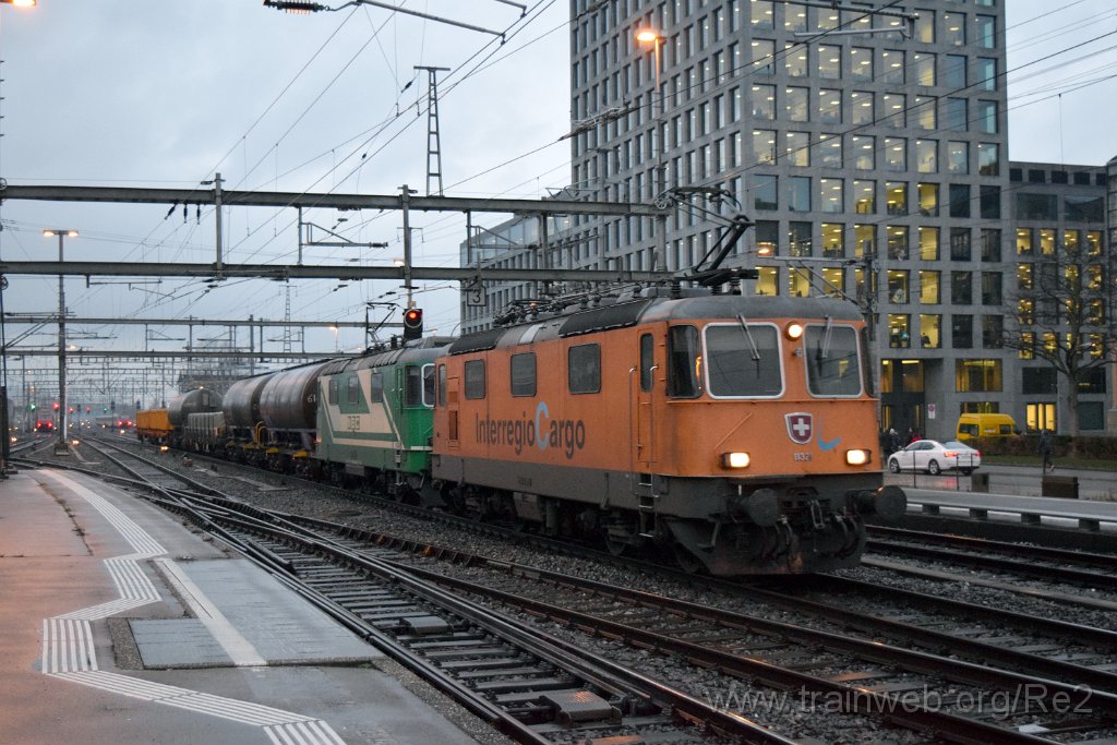 3796-0002-161215.jpg - SBB-CFF Re 4/4'' 11320 ''InterRegio Cargo'' + MBC Re 420.506-8 (Re 91 85 4 420 506-8 CH-MBC) / Zürich-Altstetten 16.12.2015