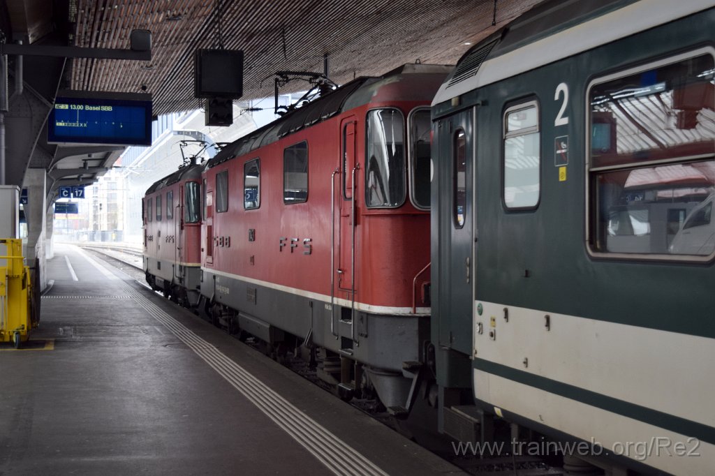 5818-0034-020120.jpg - SBB-CFF Re 4/4'' 11302 (Re 420.302-2)  (Re 91 85 4 420 302-2 CH-SBB) + SBB-CFF Re 4/4'' 11143 (Re 420.143-0)  (Re 91 85 4 420 143-0 CH-SBB) / Zürich HB 2.1.2020