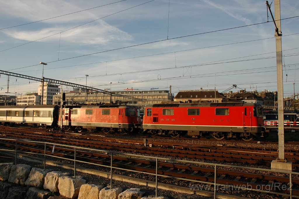 2198-0038-150911.jpg - SBB-CFF Re 4/4'' 11148 + SBB-CFF Re 4/4'' 11209 / Zürich HB 15.9.2011