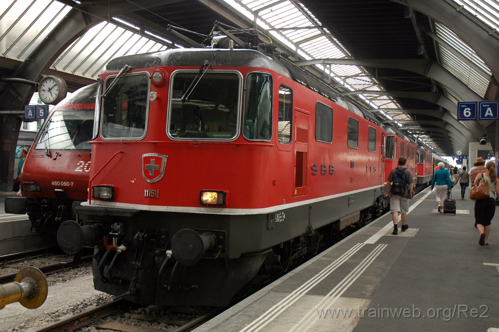 1952-0006-220710.jpg - SBB-CFF Re 4/4'' 11151 + SBB-CFF Re 4/4'' 11224 + SBB-CFF Re 4/4'' 11181 / Zürich HB 22.7.2010