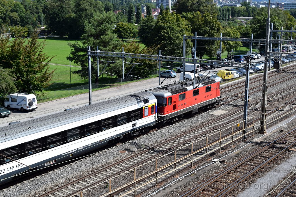 3654-0008-270815.jpg - SBB-CFF Re 4/4'' 11151 / Zürich-Mülligen (Hermetschloobrücke) 27.8.2015