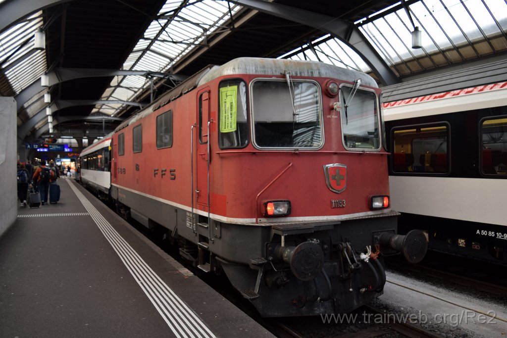 8334-0050-221222.jpg - SBB-CFF Re 4/4'' 11153 (Re 420.135-6)  (Re 91 85 4 420 135-6 CH-SBB) + SBB-CFF SRm 100 ''Le salon de luxe'' (61 85  89-90 100-7 CH-SBB) / Zürich HB 22.12.2022