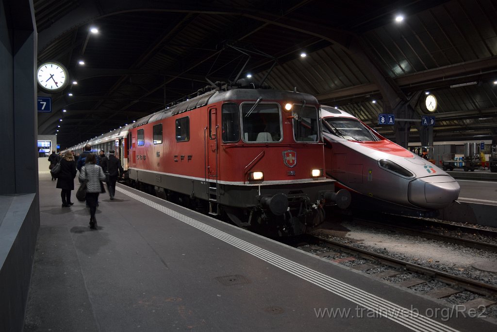 3802-0010-171215.jpg - SBB-CFF Re 4/4'' 11155 + FS (CH) ETR 610.111 / 11-A (ETR 93 85 5 610 111-2 CH-TI) / Zürich HB 17.12.2015