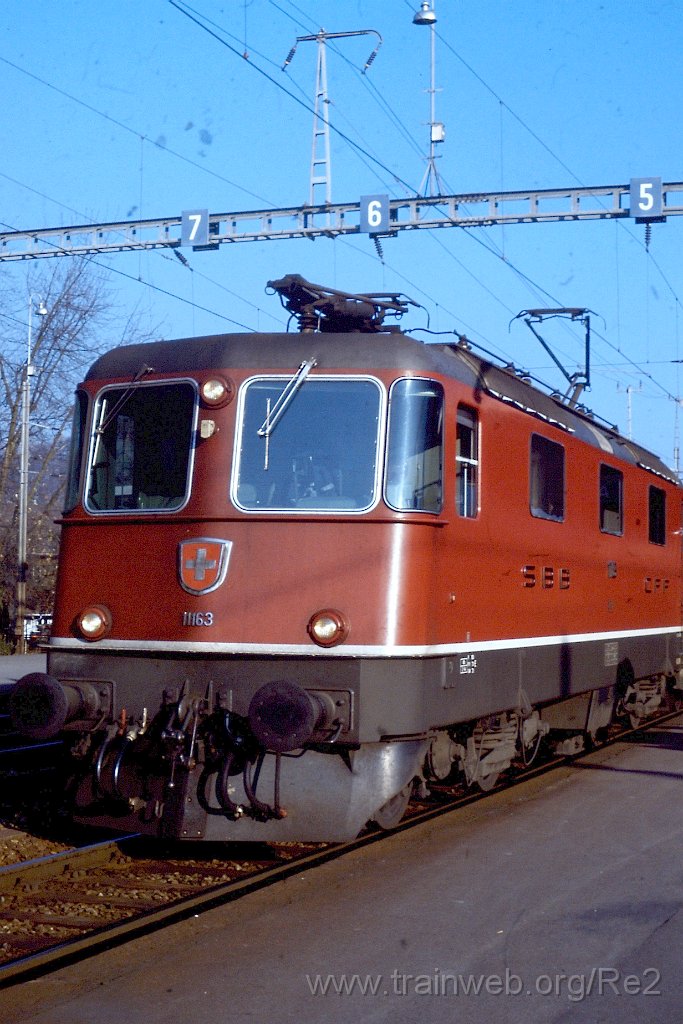 0266-0010.jpg - SBB-CFF Re 4/4'' 11163 / Interlaken-Ost 26.11.1989