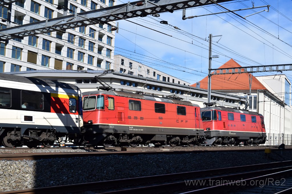 4902-0042-120418.jpg - SBB-CFF Re 4/4'' 11164 (Re 420.164-6)  (Re 91 85 4 420 164-6 CH-SBB) + SBB-CFF Re 4/4'' 11303 (Re 420.303-0)  (Re 91 85 4 420 303-0 CH-SBB) / Lenzburg 12.4.2018