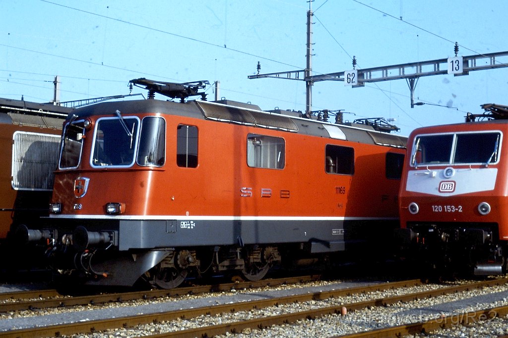 0265-0003.JPG - SBB-CFF Re 4/4'' 11169 + DB 120.153-2 / Basel-Wolf 18.11.1989