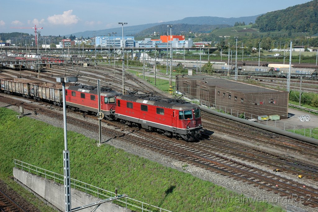 2206-0037-260911.jpg - SBB-CFF Re 4/4'' 11180 + SBB-CFF Re 4/4'' 11283 / RB Limmattal (Brücke Sandäckerstrasse) 26.9.2011