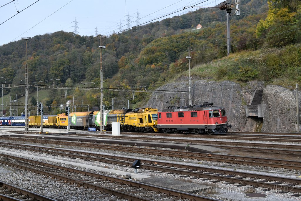 3705-0033-221015.jpg - SBB-CFF Re 4/4'' 11180 + Linsinger OLV-001 / 99 80 9427 012-6 / Ziegelbrücke 22.10.2015