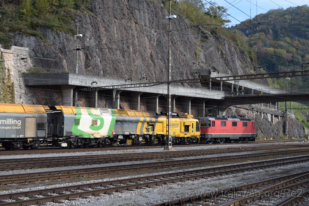3705-0045-221015.jpg - SBB-CFF Re 4/4'' 11180 + Linsinger OLV-001 / 99 80 9427 012-6 / Ziegelbrücke 22.10.2015