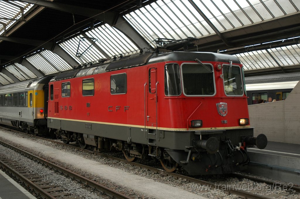 1951-0046-220710.jpg - SBB-CFF Re 4/4'' 11181 / Zürich HB 22.7.2010