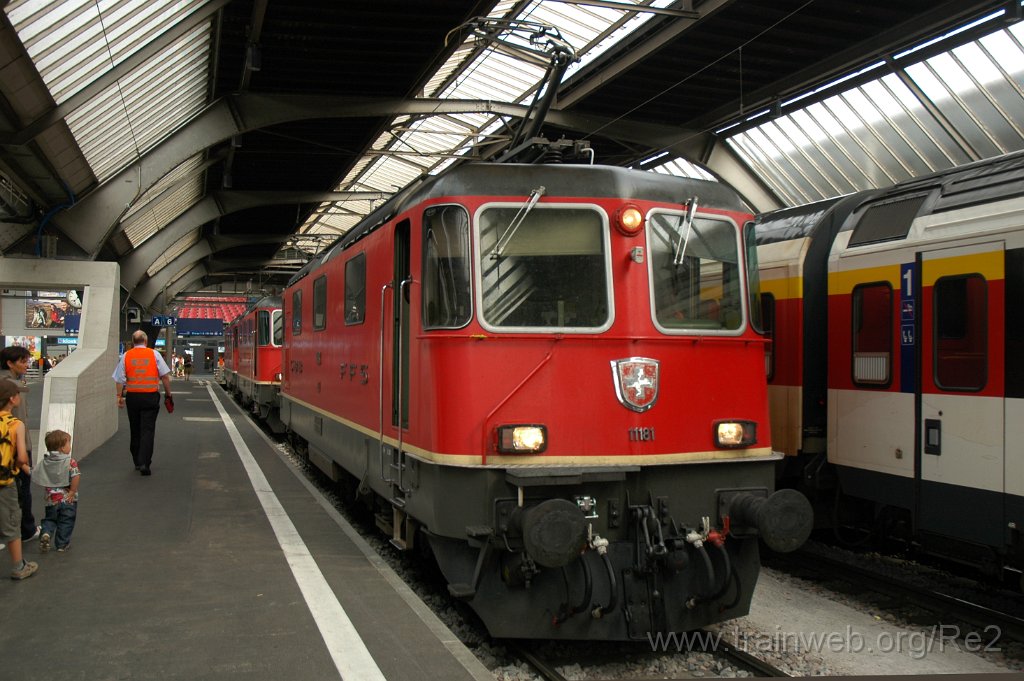 1952-0017-220710.jpg - SBB-CFF Re 4/4'' 11181 + SBB-CFF Re 4/4'' 11224 + SBB-CFF Re 4/4'' 11151 / Zürich HB 22.7.2010